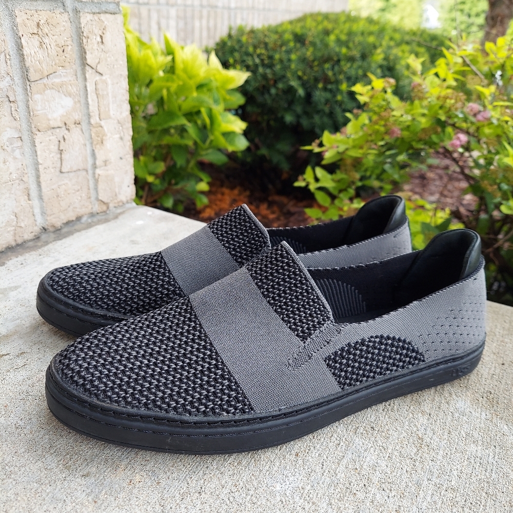 UGG  Sammy sneakers women's 😃😃😃slip-on Size 9